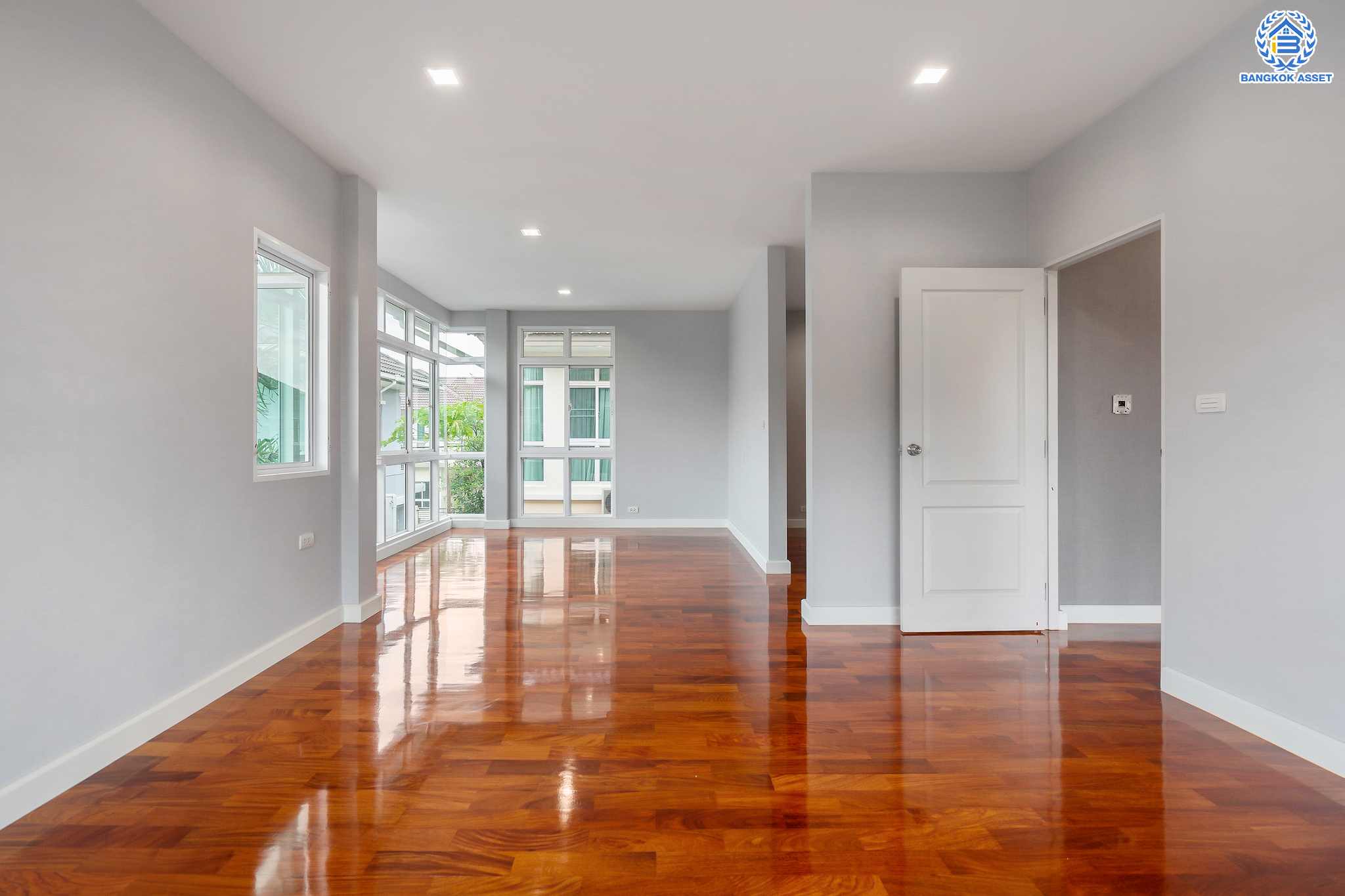 บ้านมือสองตกแต่งใหม่ แบรนด์สุดหรูจาก SC ASSET ม.บางกอกบูเลอวาร์ด สาทร-ปิ่นเกล้า ถนนเมน เนื้อที่ 72.7 ตร.ว. กว้างขวางบนพื้นที่ใช้สอยกว่า 311 ตร.ม. ฟังก์ชันจัดเต็ม 4 ห้องนอน 4 ห้องน้ำ (ห้องนอนทุกห้องมีห้องน้ำในตัว) จอดรถได้ 3 คัน บนทำเลใจกลางราชพฤกษ์ ใกล้ทางด่วน "ศรีรัช" พร้อมเชื่อมสู่สาทร-ปิ่นเกล้า ได้อย่างรวดเร็ว